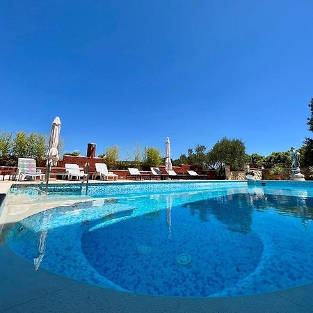 Apartment With Swimming Pool Jelsa  Exterior photo