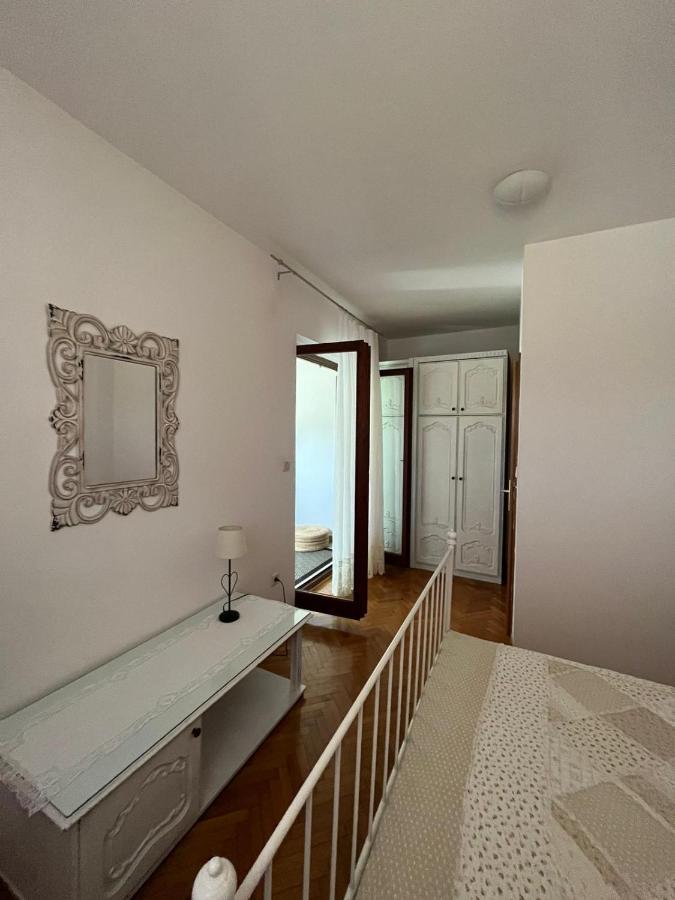 Apartment With Swimming Pool Jelsa  Exterior photo