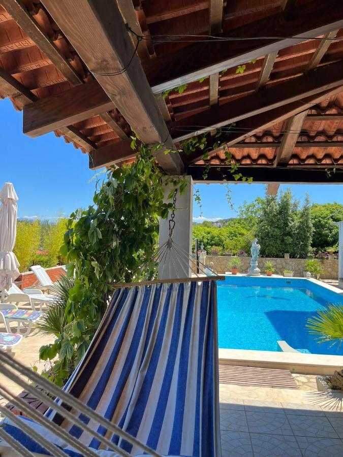 Apartment With Swimming Pool Jelsa  Exterior photo